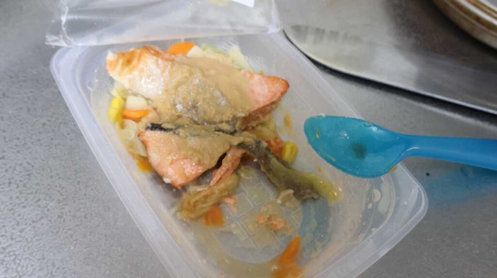 宅配された惣菜を家庭の食卓で食べる様子