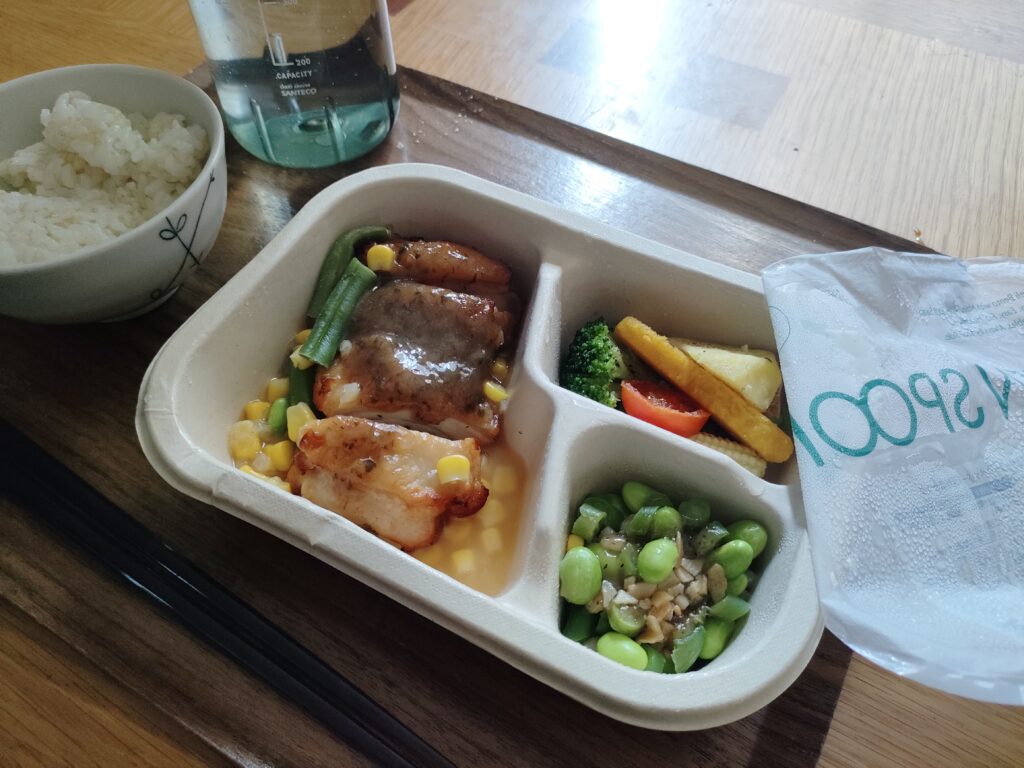電子レンジで温めたデリ弁当の写真