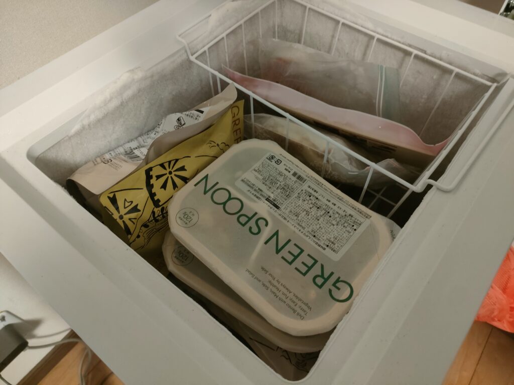 冷凍庫に入れている写真