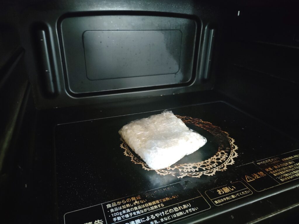 冷凍ご飯を電子レンジで温める様子