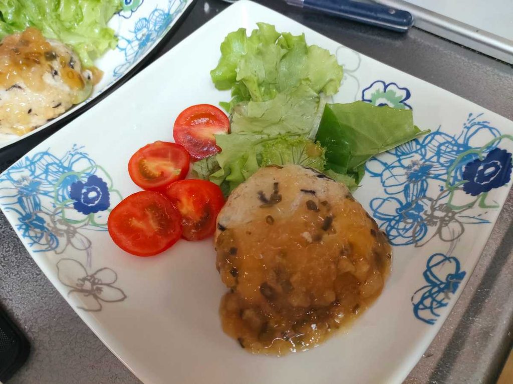 ツクリオの豆腐ハンバーグ和風おろしだれをさらに盛り付けた様子
