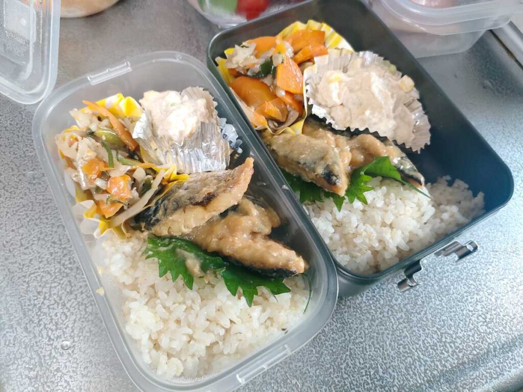 お弁当の隙間にポテトサラダを入れようとしている様子