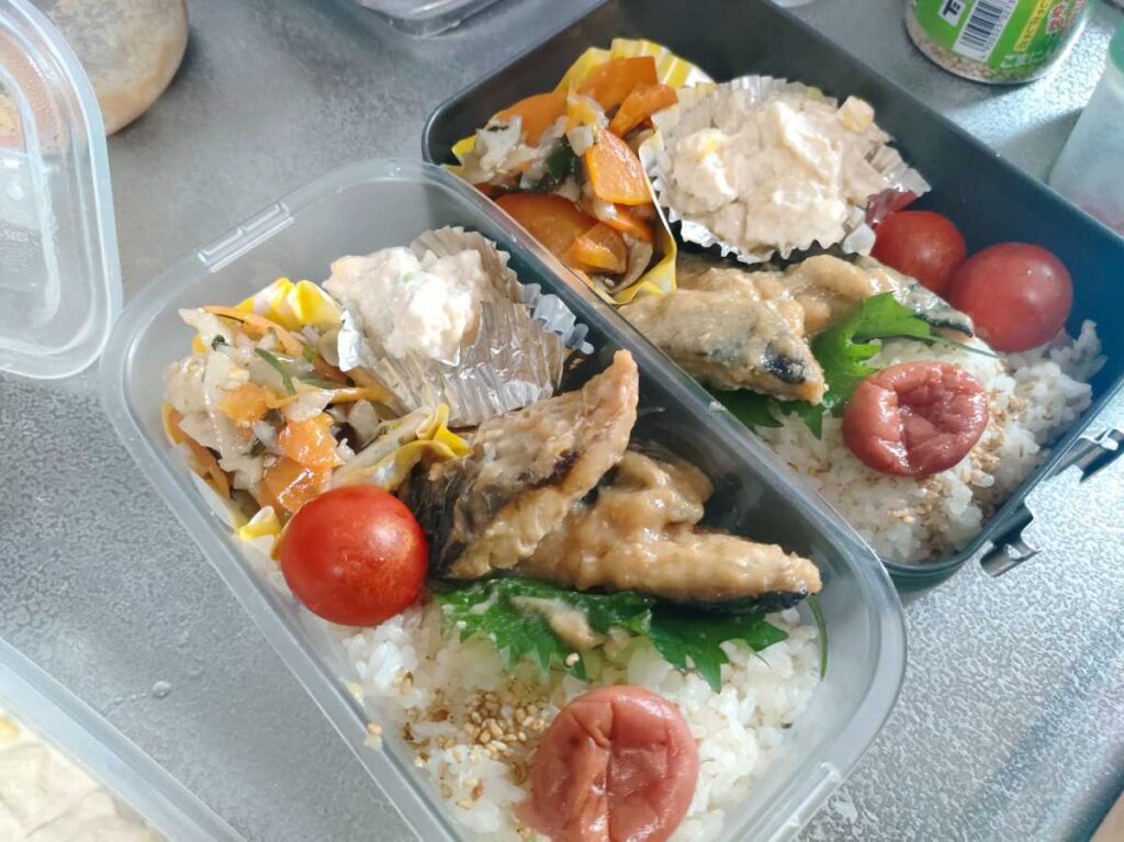 ミニトマトと梅干しを加えて完成したお弁当