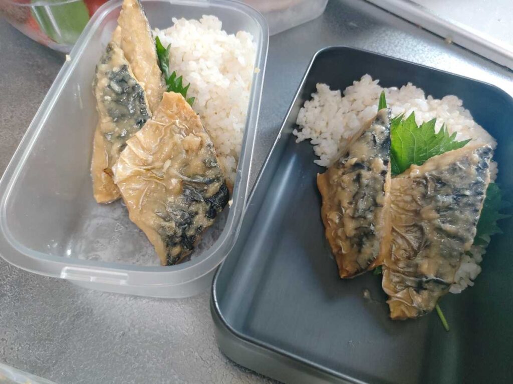大葉の上にサバの味噌煮をのせている様子