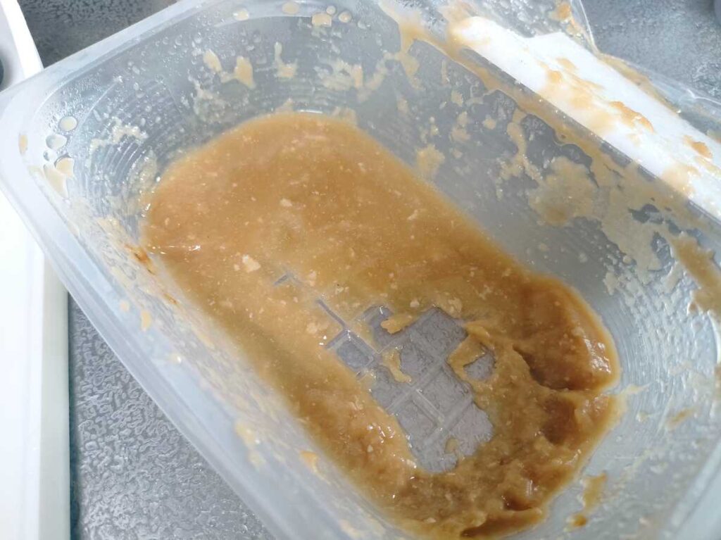 サバの味噌煮に容器に残った汁