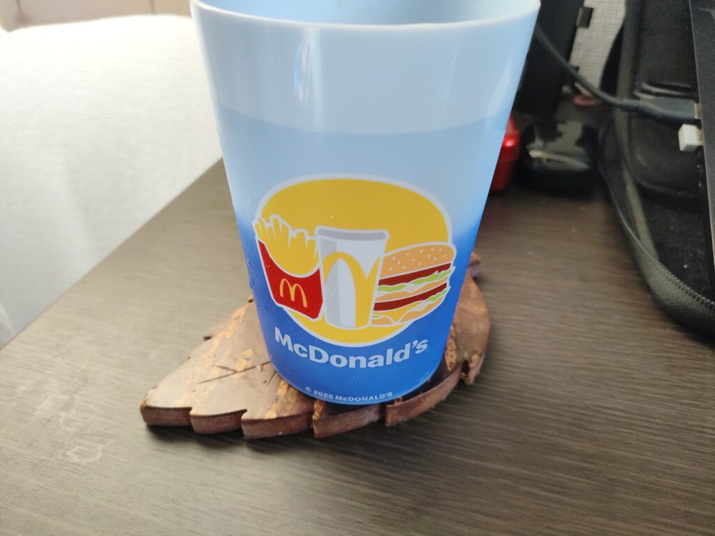 冷たい飲み物を入れて底が青く変化したマクドナルド限定カップ