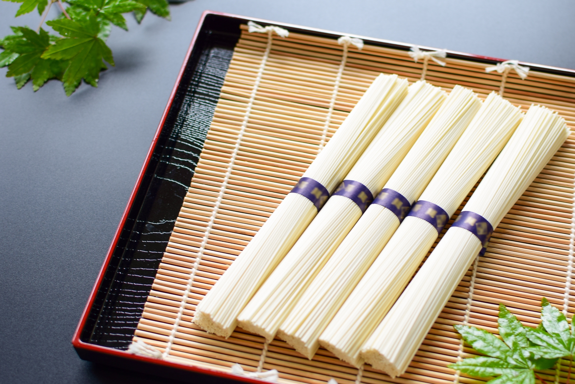 家族で流しそうめんを楽しむイメージ｜2026年夏トレンド たのしそうめん