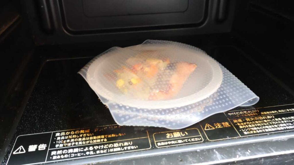 シェフの無添つくりおきを取り分けてレンチンしている
