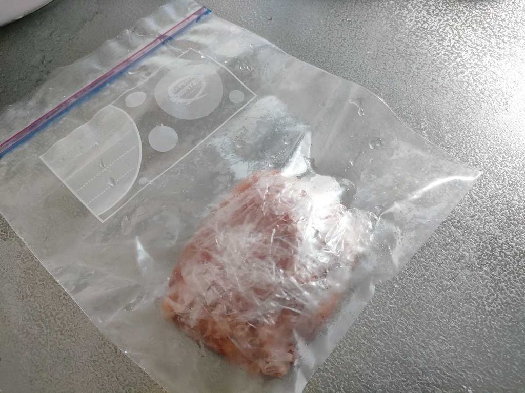 冷凍用バッグに入れた豆腐ハンバーグ