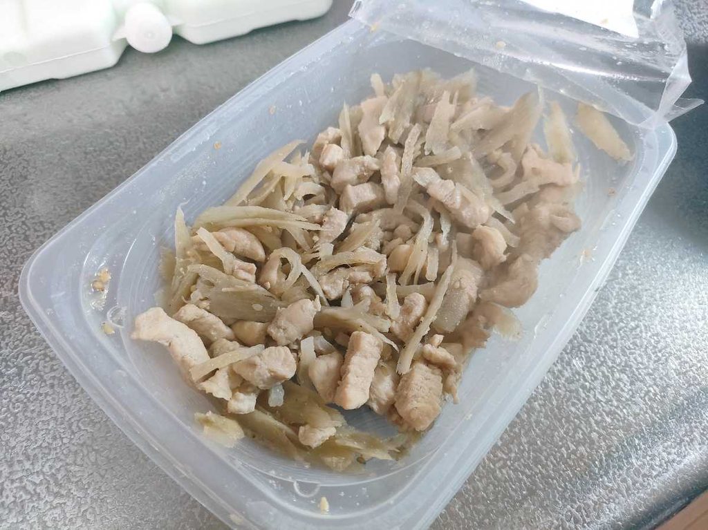 加熱後の鶏ごぼう、ごぼう・鶏肉・こんにゃくの断面