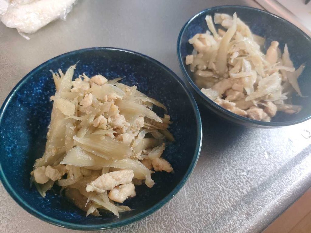 小鉢に盛り付けた鶏ごぼう