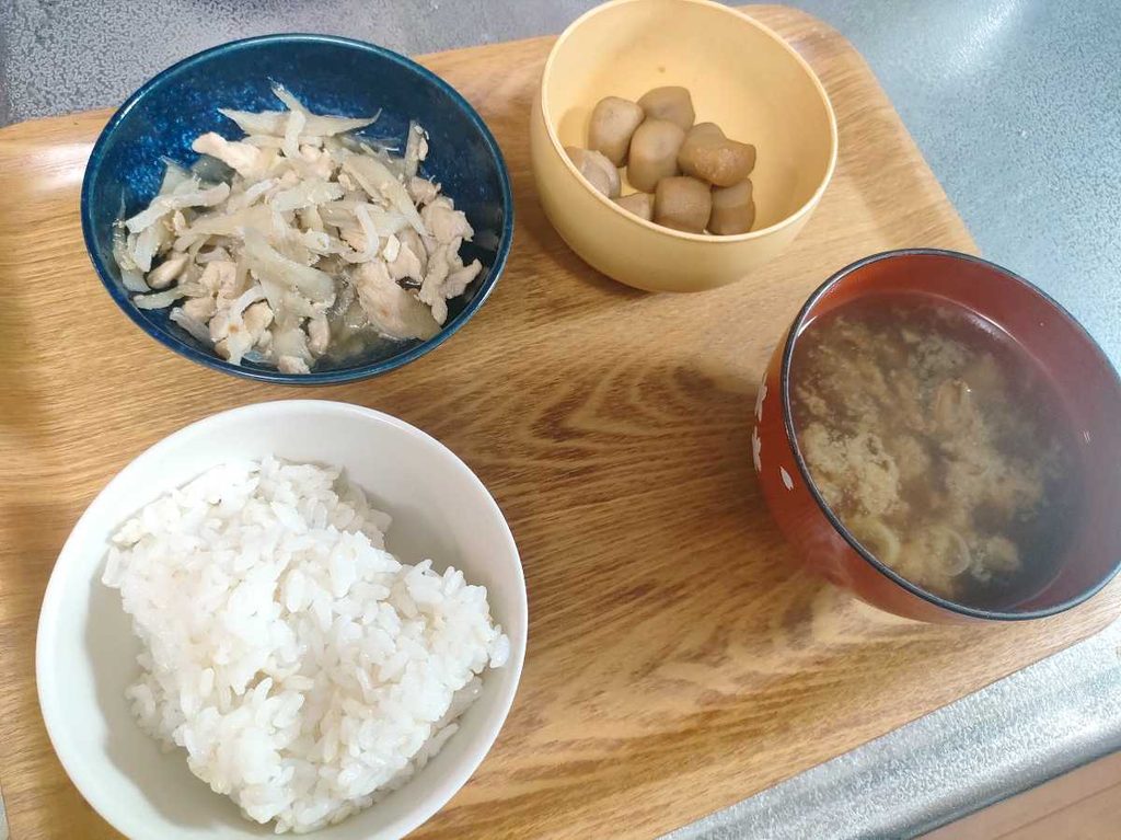 朝食の食卓に並べた鶏ごぼう