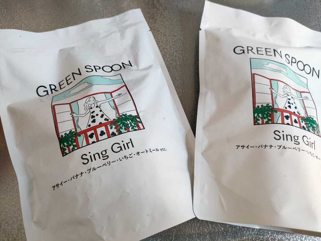 GREEN SPOON「アサイーバナナブルーベリーいちごオートミール」のパッケージ写真