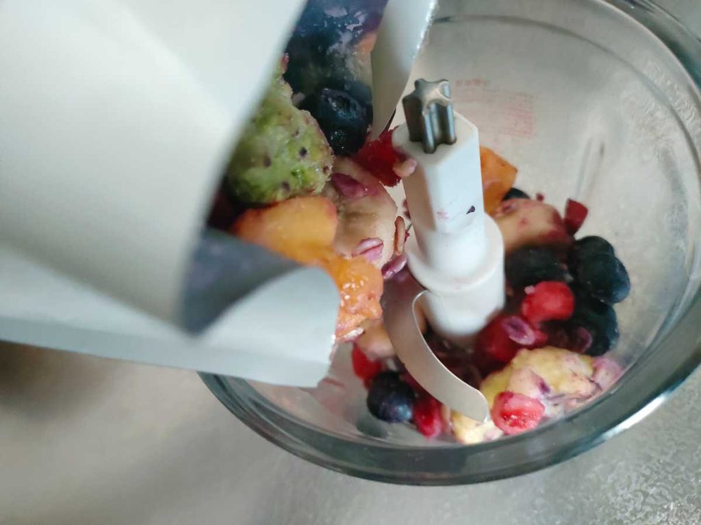 フードプロセッサーにGREEN SPOONの食材を入れている様子