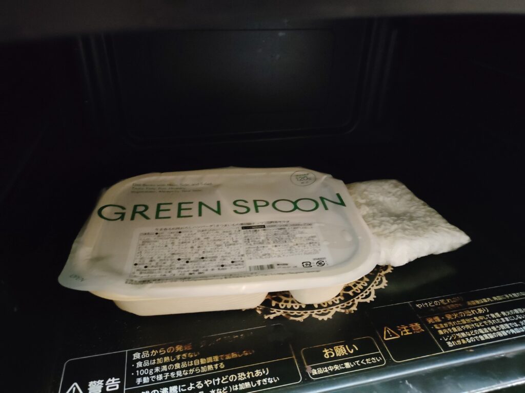 GREEN SPOONデリ弁当を電子レンジで温めている様子