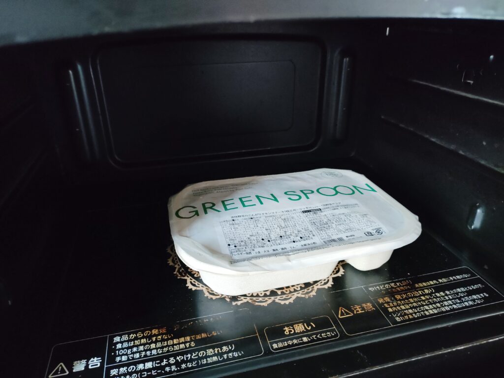 デリ弁当を電子レンジに入れている