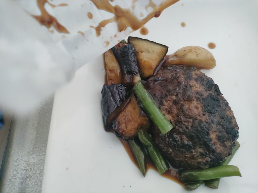 GREEN SPOONの料理を皿へ移している様子