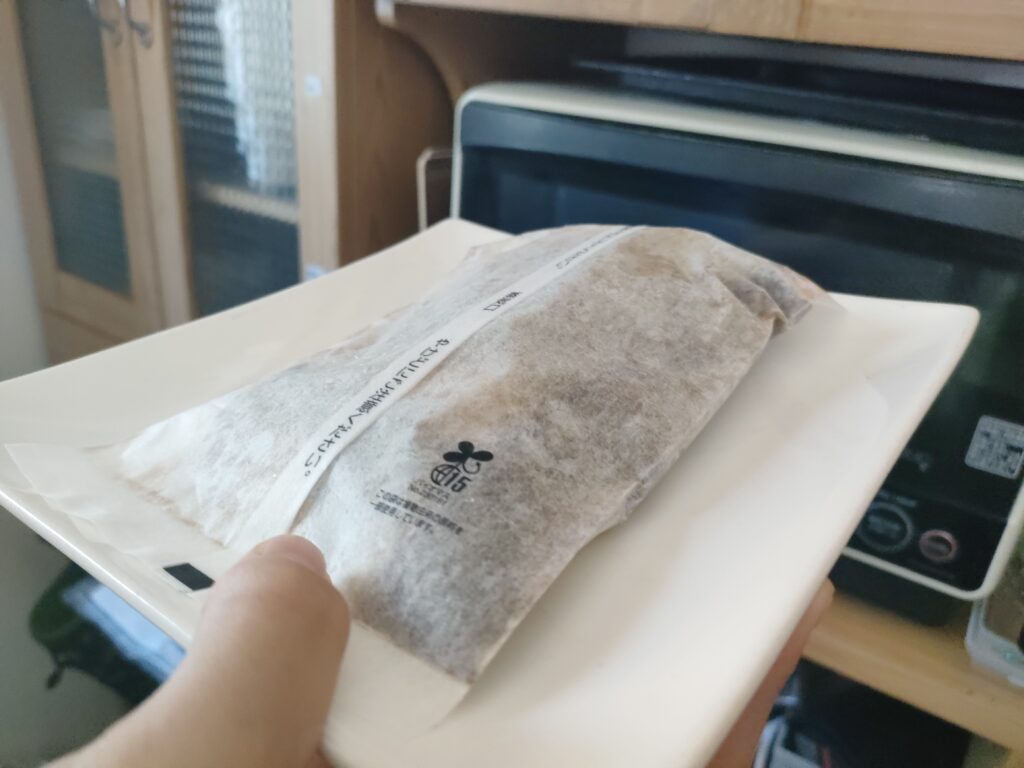 GREEN SPOONの紙包みを電子レンジで加熱する様子