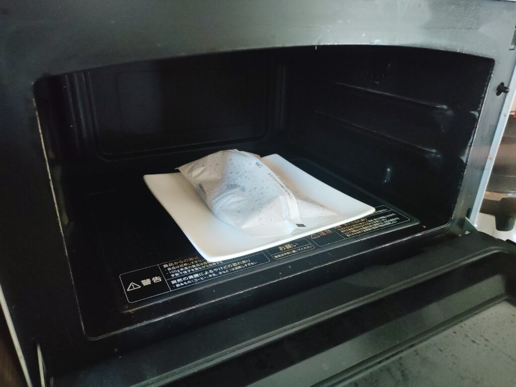 加熱後の紙包みが熱くて開けられない様子