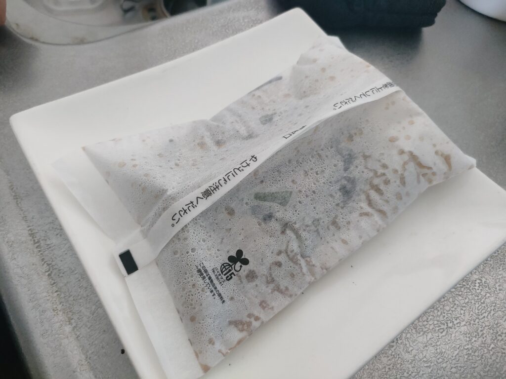 加熱後の紙包みが熱くて開けられない様子