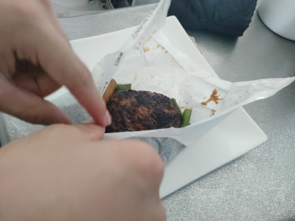 紙包みを少しずつ開封している様子