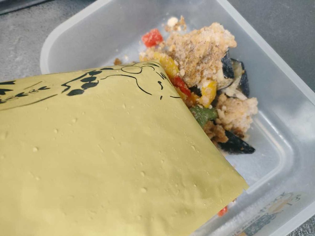彩り野菜の本格チキンガパオ 中身を出している