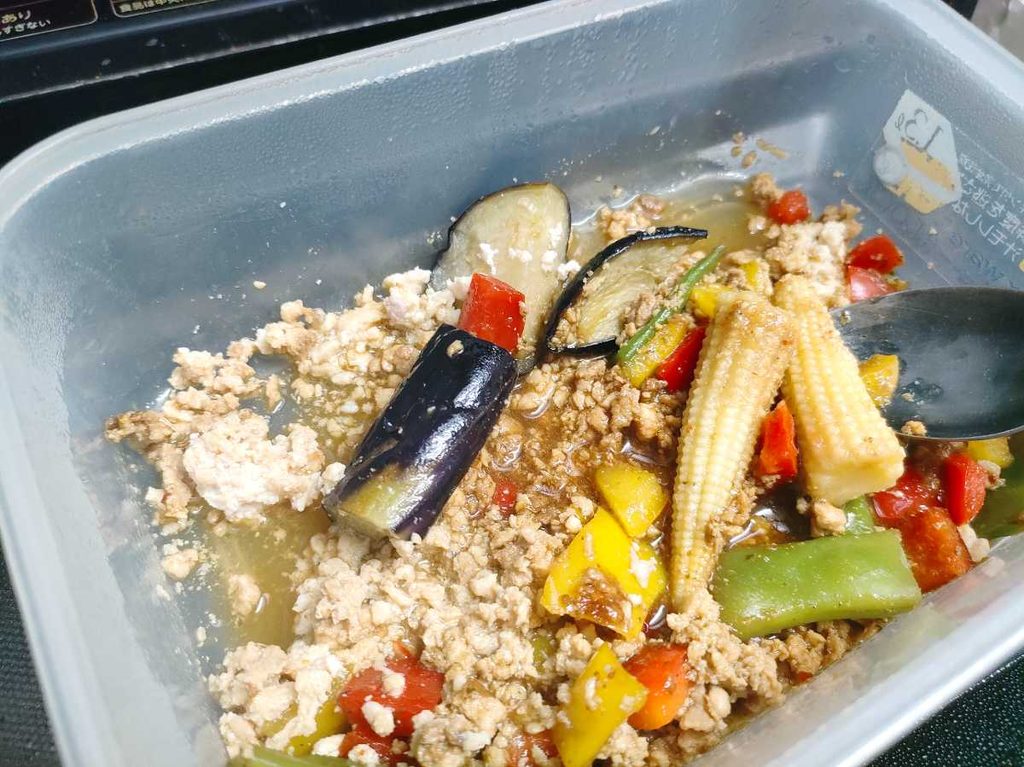 彩り野菜の本格チキンガパオをレンジ加熱した後の状態
