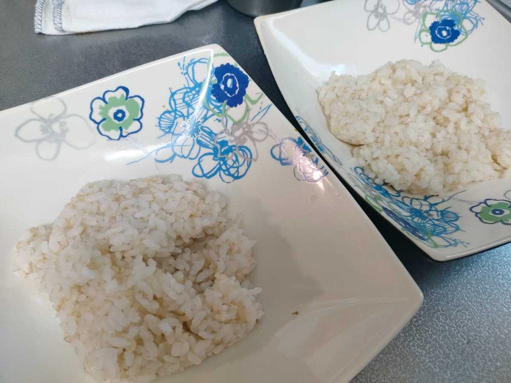 ２人分のご飯を皿に盛りつけている写真