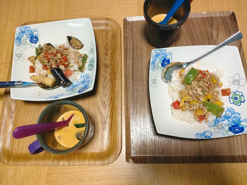 彩り野菜の本格チキンガパオを盛り付けた様子