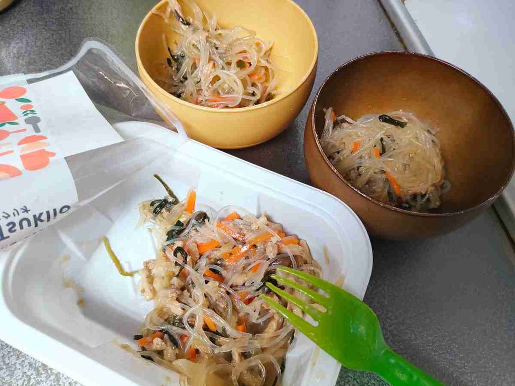 ツクリオ チャプチェを取り分けている様子