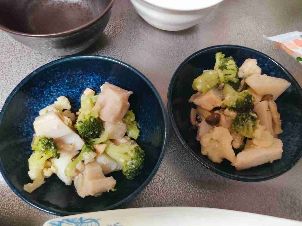 ツクリオ　ホットサラダを小鉢に入れる様子